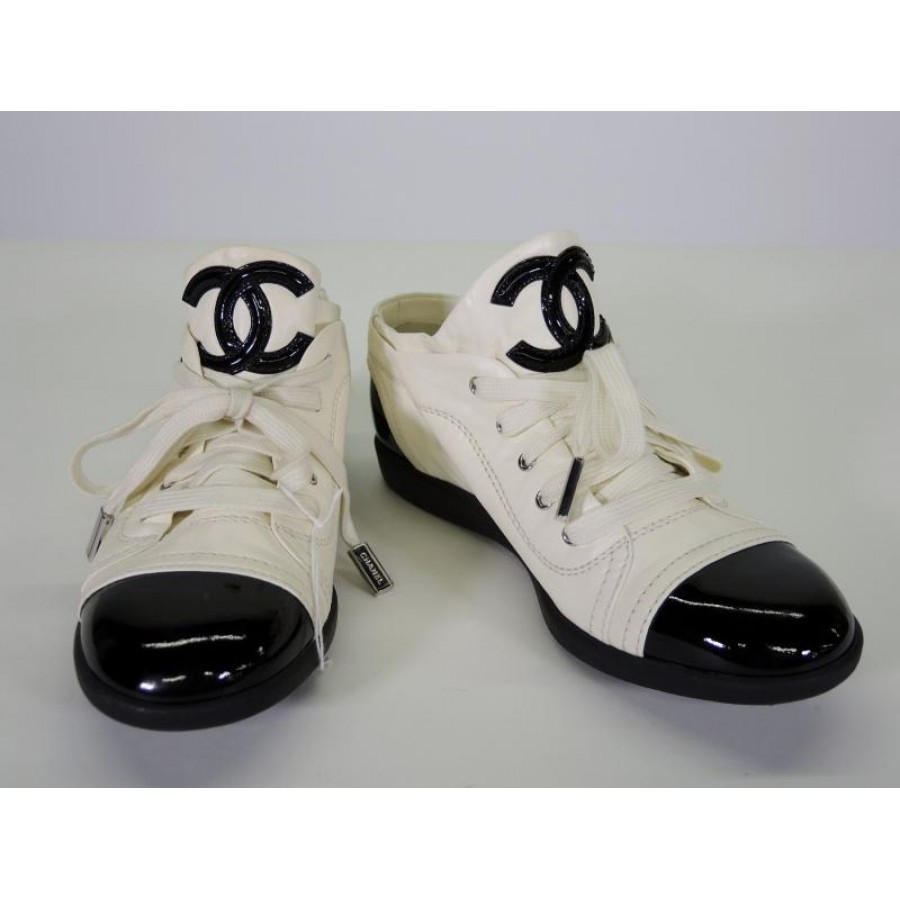 $800 Chanel White Black Patent Leather Captoe CC Logo Sneakers SZ